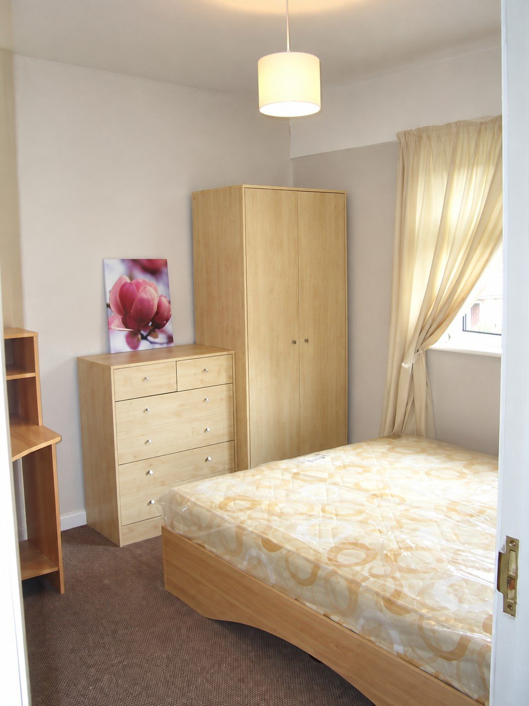 First-floor double room with storage